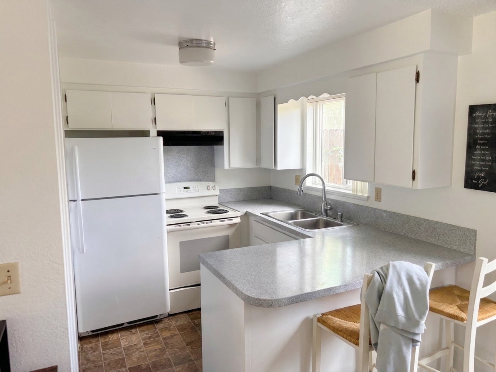 Kitchen with breakfast bar